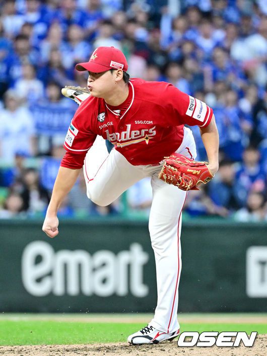 [OSEN=인천, 최규한 기자] 11일 인천 SSG랜더스필드에서 ‘2025 신한 SOL뱅크 KBO리그’ 준플레이오프(5전 3선승제) 2차전 SSG 랜더스와 삼성 라이온즈의 경기가 열렸다.SSG는 김건우, 삼성은 헤르손 가라비토를 선발 투수로 내세웠다.9회초 마운드에 오른 SSG 투수 조병현이 힘차게 공을 뿌리고 있다. 2025.10.11 / dreamer@osen.co.kr