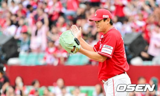 [OSEN=인천, 박준형 기자] 11일 인천 SSG랜더스필드에서 ‘2025 신한 SOL뱅크 KBO리그’ 준플레이오프(5전 3선승제) 2차전 SSG 랜더스와 삼성 라이온즈의 경기가 열렸다.SSG는 김건우, 삼성은 헤르손 가라비토를 선발 투수로 내세웠다.6회초 박성한 유격수의 호수비에 노경은 투수가 박수를 치며 기뻐하고 있다.   2025.10.11 / soul1014@osen.co.kr