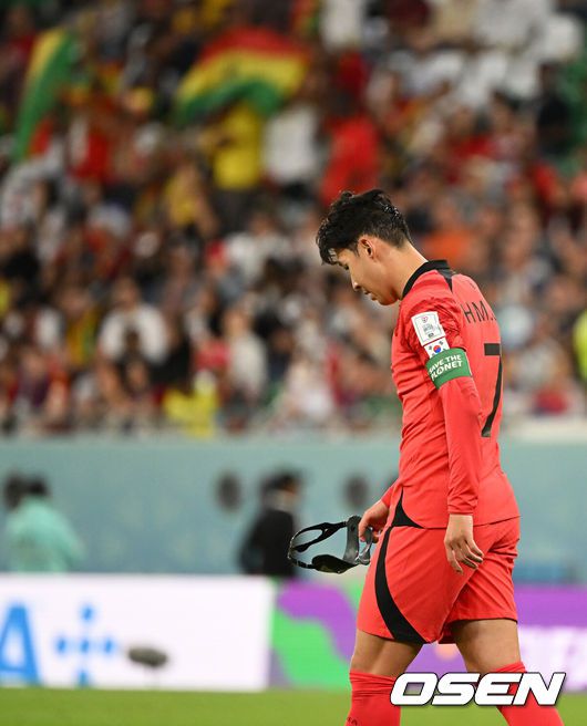 [OSEN=알 라이얀(카타르), 박준형 기자] 28일(현지시간) 카타르 아라얀 에듀케이션 시티 스타디움에서 2022 카타르 월드컵 H조 조별리그 대한민국과 가나의 경기가 진행됐다.전반전을 마친 대한민국 손흥민이 아쉬워하고 있다.  2022.11.28  / soul1014@osen.co.kr