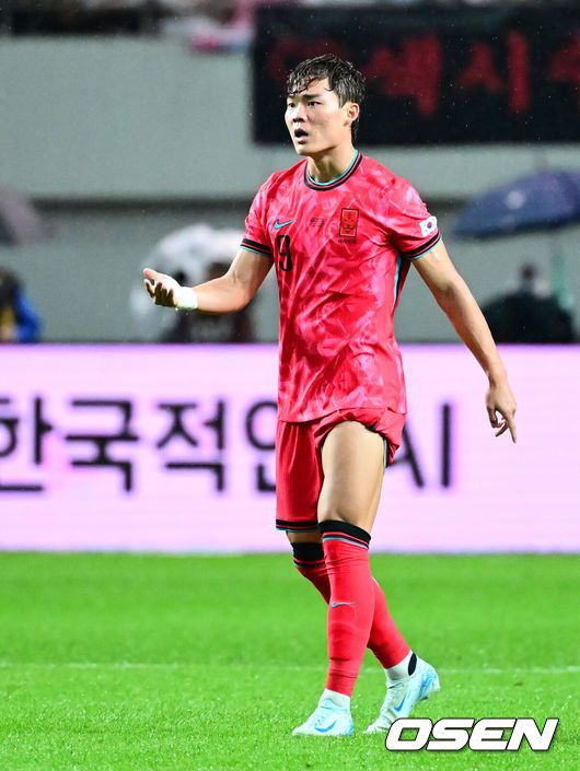 [OSEN=서울월드컵경기장, 지형준 기자] 세계의 벽은 높았다. 결과는 0-5 대패였다.홍명보감독이 이끄는 대한민국 남자 축구 국가대표팀은 10일 서울월드컵경기장에서 '세계 최강' 브라질을상대로 A매치평가전을 치러이스테방(첼시)과 호드리구(레알 마드리드)에게 나란히 2골을 허용하면서 0-5로 대패했다.후반 한국 오현규가 브라질 수비수의 거친 파울에 불만을 나타내고 있다. 2025.10.10 /jpnews@osen.co.kr