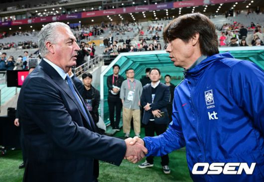 [OSEN=서울월드컵경기장, 조은정 기자]홍명보 감독이 이끄는 대한민국 대표팀과 파라과이의 A매치 평가전이 14일 오후 서울월드컵경기장에서 열렸다.'남미 강호' 파라과이는 지난 10일 일본 원정에서 2-2 무승부를 거두고 온 팀이다. 이번 경기는 홍명보호의 2026 북중미 월드컵 포트 배정을 두고도 중요한 일전이다.현재 한국은 오스트리아, 호주, 에콰도르와 치열한포트 2 막차 경쟁을 벌이고 있다.경기 전 파라과이 구스타보 알파로 감독과 대한민국 홍명보 감독이 인사를 나누고 있다. 2025.10.14 /cej@osen.co.kr