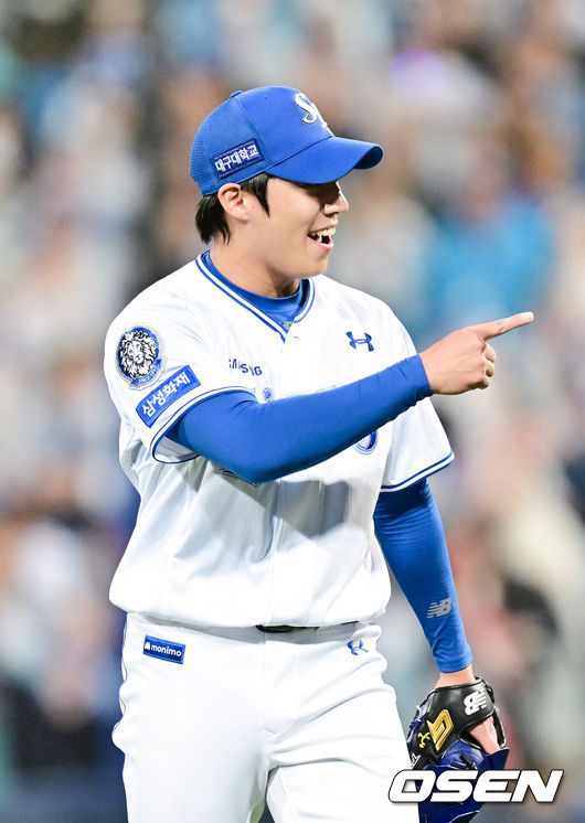 [OSEN=대구, 박준형 기자] 13일 대구 삼성라이온즈파크에서 ‘2025 신한 SOL뱅크 KBO리그’ 준플레이오프(5전 3선승제) 3차전 삼성 라이온즈와 SSG 랜더스의 경기가 열렸다삼성은 원태인, 방문팀 SSG은 드류 앤더슨을 선발로 내세웠다.5회초 이닝종료 후 삼성 선발투수 원태인이 환호하고 있다.    2025.10.13 / soul1014@osen.co.kr