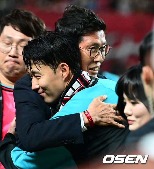 [OSEN=서울월드컵경기장, 지형준 기자]홍명보 감독이 이끄는 대한민국 대표팀과 파라과이의 A매치 평가전이 14일 오후 서울월드컵경기장에서 열렸다.'남미 강호' 파라과이는 지난 10일 일본 원정에서 2-2 무승부를 거두고 온 팀이다. 이번 경기는 홍명보호의 2026 북중미 월드컵 포트 배정을 두고도 중요한 일전이다.현재 한국은 오스트리아, 호주, 에콰도르와 치열한포트 2 막차 경쟁을 벌이고 있다.브라질전 출전으로한국 축구 A매치 최다 출전(137경기) 금자탑을 쌓은손흥민이 이번에도 선발로 나서며 138경기로 기록을 늘렸다. 차범근 전 감독이 경기장을 찾아 손흥민에게 기념 유니폼을 직접 전달하고 있다. 2025.10.14. /jpnews@osen.co.kr