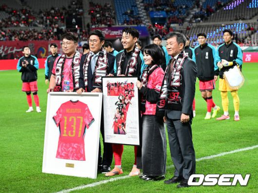 [OSEN=서울월드컵경기장, 지형준 기자]홍명보 감독이 이끄는 대한민국 대표팀과 파라과이의 A매치 평가전이 14일 오후 서울월드컵경기장에서 열렸다.'남미 강호' 파라과이는 지난 10일 일본 원정에서 2-2 무승부를 거두고 온 팀이다. 이번 경기는 홍명보호의 2026 북중미 월드컵 포트 배정을 두고도 중요한 일전이다.현재 한국은 오스트리아, 호주, 에콰도르와 치열한포트 2 막차 경쟁을 벌이고 있다.브라질전 출전으로한국 축구 A매치 최다 출전(137경기) 금자탑을 쌓은손흥민이 이번에도 선발로 나서며 138경기로 기록을 늘렸다. 손흥민이 최다 출전 기념식을 하고 있다. 2025.10.14. /jpnews@osen.co.kr