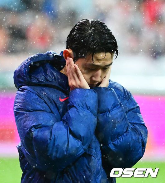 [OSEN=서울월드컵경기장, 지형준 기자] 세계의 벽은 높았다. 결과는 0-5 대패였다.홍명보감독이 이끄는 대한민국 남자 축구 국가대표팀은 10일 서울월드컵경기장에서 '세계 최강' 브라질을상대로 A매치평가전을 치러이스테방(첼시)과 호드리구(레알 마드리드)에게 나란히 2골을 허용하면서 0-5로 대패했다.경기를 마치고 한국 이강인이 아쉬워하고 있다. 2025.10.10 /jpnews@osen.co.kr