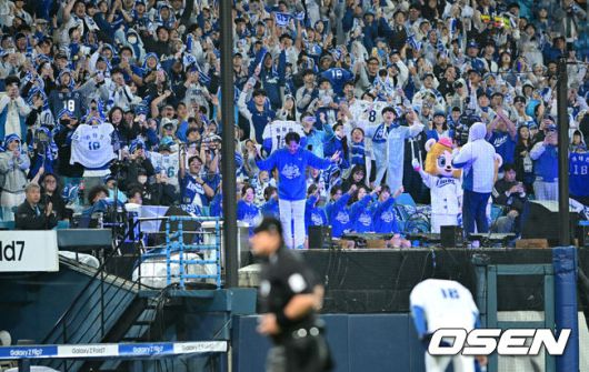 [OSEN=대구, 최규한 기자] 13일 대구 삼성라이온즈파크에서 ‘2025 신한 SOL뱅크 KBO리그’ 준플레이오프(5전 3선승제) 3차전 삼성 라이온즈와 SSG 랜더스의 경기가 열렸다.삼성은 원태인, 방문팀 SSG은 드류 앤더슨을 선발로 내세웠다.7회초 2사 주자없는 상황 삼성 선발 원태인이 마운드를 내려가며 관중석을 향해 허리 숙여 인사하고 있다. 2025.10.13 / dreamer@osen.co.kr