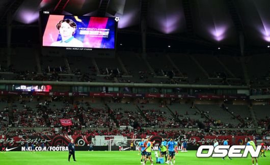 [OSEN=서울월드컵경기장, 지형준 기자]홍명보 감독이 이끄는 대한민국 대표팀과 파라과이의 A매치 평가전이 14일 오후 서울월드컵경기장에서 열렸다.'남미 강호' 파라과이는 지난 10일 일본 원정에서 2-2 무승부를 거두고 온 팀이다. 이번 경기는 홍명보호의 2026 북중미 월드컵 포트 배정을 두고도 중요한 일전이다.현재 한국은 오스트리아, 호주, 에콰도르와 치열한포트 2 막차 경쟁을 벌이고 있다.경기 개시 30분 정도 앞둔 시점에 관중석이 절반 가까이 비어 있다. 2025.10.14. /jpnews@osen.co.kr