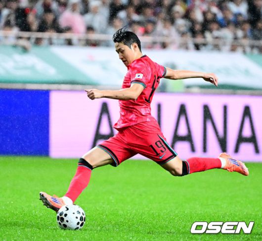 [OSEN=서울월드컵경기장, 지형준 기자] 세계의 벽은 높았다. 결과는 0-5 대패였다.홍명보감독이 이끄는 대한민국 남자 축구 국가대표팀은 10일 서울월드컵경기장에서 '세계 최강' 브라질을상대로 A매치평가전을 치러이스테방(첼시)과 호드리구(레알 마드리드)에게 나란히 2골을 허용하면서 0-5로 대패했다.후반 한국 이강인이 패스를 하고 있다. 2025.10.10 /jpnews@osen.co.kr