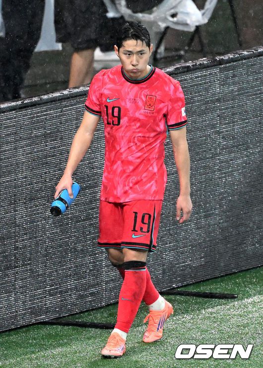 [OSEN=서울월드컵경기장, 이대선 기자] 홍명보감독이 이끄는 대한민국 남자 축구 국가대표팀은 10일 서울월드컵경기장에서 '세계 최강' 브라질을상대로 A매치평가전을 치러이스테방(첼시)과 호드리구(레알 마드리드)에게 나란히 2골을 허용하면서 0-5로 대패했다.한국은 1999년 이후 26년 만에 브라질전 승리를 노렸지만 아무런 저항도 하지 못하면서 무산됐다.후반 한국 이강인이 교체되며 벤치로 가고 있다. 2025.10.10 /sunday@osen.co.kr