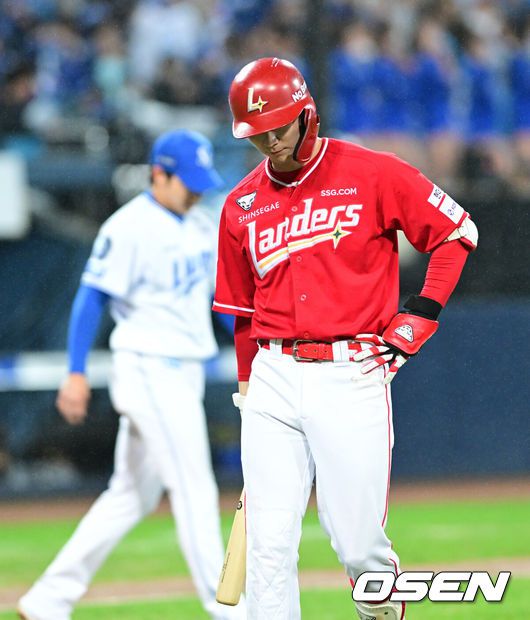 [OSEN=대구, 최규한 기자] 13일 대구 삼성라이온즈파크에서 ‘2025 신한 SOL뱅크 KBO리그’ 준플레이오프(5전 3선승제) 3차전 삼성 라이온즈와 SSG 랜더스의 경기가 열렸다.삼성은 원태인, 방문팀 SSG은 드류 앤더슨을 선발로 내세웠다.5회초 무사 선두타자로 나선 SSG 안상현이 번트 파울 뜬공으로 물러나며 아쉬워하고 있다. 2025.10.13 / dreamer@osen.co.kr