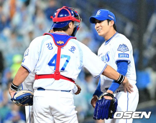 [OSEN=대구, 최규한 기자] 13일 대구 삼성라이온즈파크에서 ‘2025 신한 SOL뱅크 KBO리그’ 준플레이오프(5전 3선승제) 3차전 삼성 라이온즈와 SSG 랜더스의 경기가 열렸다.삼성은 원태인, 방문팀 SSG은 드류 앤더슨을 선발로 내세웠다.7회초 2사 주자없는 상황 삼성 선발 원태인이 마운드를 내려가며 포수 강민호와 인사를 나누고 있다. 2025.10.13 / dreamer@osen.co.kr