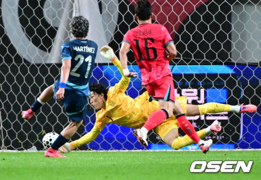 [OSEN=서울월드컵경기장, 조은정 기자]홍명보 감독이 이끄는 대한민국 대표팀과 파라과이의 A매치 평가전이 14일 오후 서울월드컵경기장에서 열렸다.'남미 강호' 파라과이는 지난 10일 일본 원정에서 2-2 무승부를 거두고 온 팀이다. 이번 경기는 홍명보호의 2026 북중미 월드컵 포트 배정을 두고도 중요한 일전이다.현재 한국은 오스트리아, 호주, 에콰도르와 치열한포트 2 막차 경쟁을 벌이고 있다.전반 대한민국 김승규가 파라과이 마르티네스 상대로 선방을 하고 있다. 2025.10.14 /cej@osen.co.kr