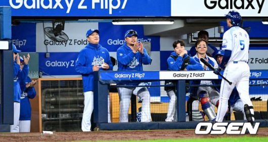 [OSEN=대구, 최규한 기자] 13일 대구 삼성라이온즈파크에서 ‘2025 신한 SOL뱅크 KBO리그’ 준플레이오프(5전 3선승제) 3차전 삼성 라이온즈와 SSG 랜더스의 경기가 열렸다.삼성은 원태인, 방문팀 SSG은 드류 앤더슨을 선발로 내세웠다.5회말 1사 2루 상황 삼성 구자욱이 삼진으로 물러나는 가운데 박진만 감독과 코칭스태프, 선수들이 박수를 보내고 있다. 2025.10.13 / dreamer@osen.co.kr