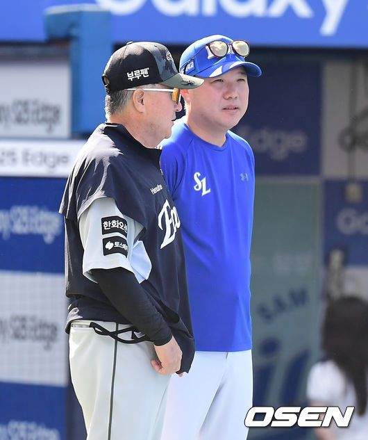 [OSEN=대구, 이석우 기자] 한화 김경문 감독과 삼성 박진만 감독이 경기 전 대화를 하고 있다. 2025.06.25 / foto0307@osen.co.kr