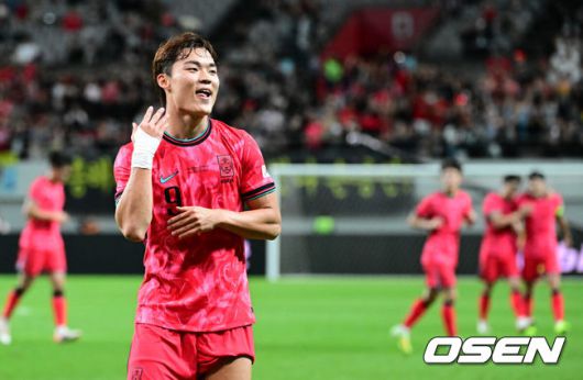 [OSEN=서울월드컵경기장, 조은정 기자]홍명보 감독이 이끄는 대한민국 대표팀과 파라과이의 A매치 평가전이 14일 오후 서울월드컵경기장에서 열렸다.'남미 강호' 파라과이는 지난 10일 일본 원정에서 2-2 무승부를 거두고 온 팀이다. 이번 경기는 홍명보호의 2026 북중미 월드컵 포트 배정을 두고도 중요한 일전이다.현재 한국은 오스트리아, 호주, 에콰도르와 치열한포트 2 막차 경쟁을 벌이고 있다.대한민국의 두 번째 골을 넣은 오현규가 세리머니를 하고 있다. 2025.10.14 /cej@osen.co.kr