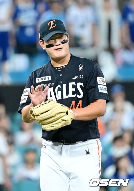 [OSEN=대구, 최규한 기자] 8회말 1사 1, 2루 상황 삼성 전병우를 병살타로 이끌며 실점없이 이닝을 막아낸 한화 투수 김서현이 더그아웃으로 향하며 기뻐하고 있다. 2025.09.06 / dreamer@osen.co.kr