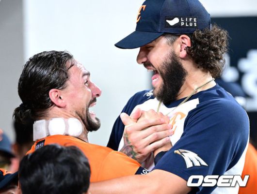 [OSEN=대전, 최규한 기자] 한화 라이언 와이스와 코디 폰세가 기뻐하고 있다. 2025.07.25 / dreamer@osen.co.kr