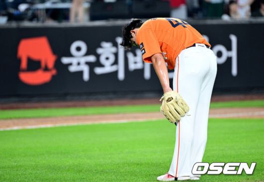 [OSEN=대전, 최규한 기자] 한화 투수 김서현이 몸쪽 공이 제구가 되지 않은 것에 대해 사과의 의미로 SSG 덕아웃에 허리 숙여 인사하고 있다. 2025.07.25 / dreamer@osen.co.kr