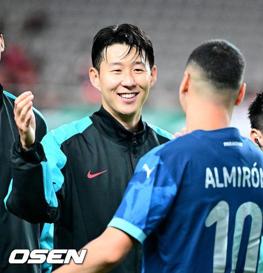 [OSEN=서울월드컵경기장, 지형준 기자] 한국 축구가 안방에서 '남미 강호' 파라과이를 물리치며 사상 최초의 2026 국제축구연맹(FIFA) 북중미 월드컵 포트 2 확보에 청신호를 켰다.한국 축구대표팀은 14일 오후 8시서울월드컵경기장에서 열린 A매치친선 경기에서 파라과이를 2-0으로 제압했다. 지난 10일 일본 원정에서 2-2로 비기고 온 파라과이는 한국에 덜미를 잡히며 10월 아시아 투어를 1무 1패로 마감하게 됐다.경기에 앞서 한국 손흥민이 파라과이 알미론과 인사를 나누고 있다. 2025.10.14. /jpnews@osen.co.kr
