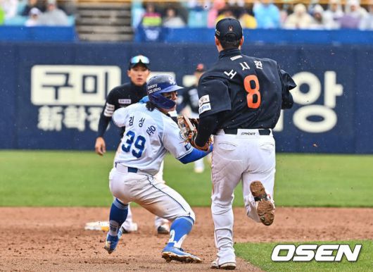 [OSEN=대구, 이석우 기자] 삼성 김성윤이 5회말 1사 2루 구자욱의 유격수 앞 땅볼 때 런다운 플레이를 하고 있다. 한화 3루수는 노시환. 2025.04.05 / foto0307@osen.co.kr