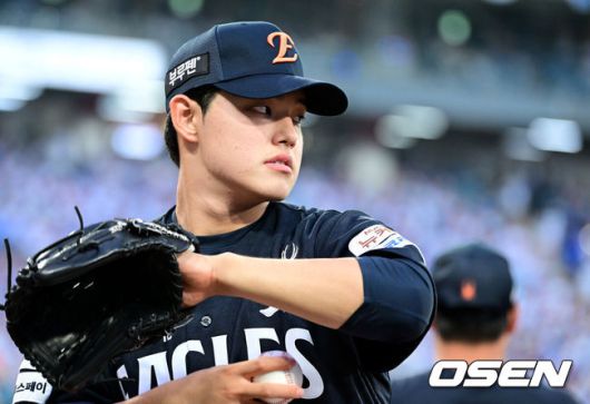 [OSEN=대구, 최규한 기자] 6회 투구를 앞두고 한화 선발 문동주가 몸을 풀고 있다. 2025.09.06 / dreamer@osen.co.kr
