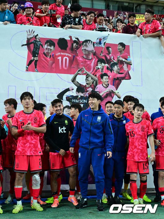 [OSEN=서울월드컵경기장, 조은정 기자]한국 축구가 안방에서 '남미 강호' 파라과이를 물리치며 사상 최초의 2026 국제축구연맹(FIFA) 북중미 월드컵 포트 2 확보에 청신호를 켰다.한국 축구대표팀은 14일 오후 8시서울월드컵경기장에서 열린 A매치친선 경기에서 파라과이를 2-0으로 제압했다. 지난 10일 일본 원정에서 2-2로 비기고 온 파라과이는 한국에 덜미를 잡히며 10월 아시아 투어를 1무 1패로 마감하게 됐다.대한민국 대표팀이 손흥민의 7번 등번호 현수막 앞에서 승리 기념 촬영을 하고 있다. 2025.10.14 /cej@osen.co.kr