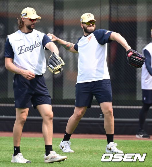 한화 코디 폰세, 라이언 와이스가 캐치볼을 하고 있다. 2025.05.14 /OSEN DB