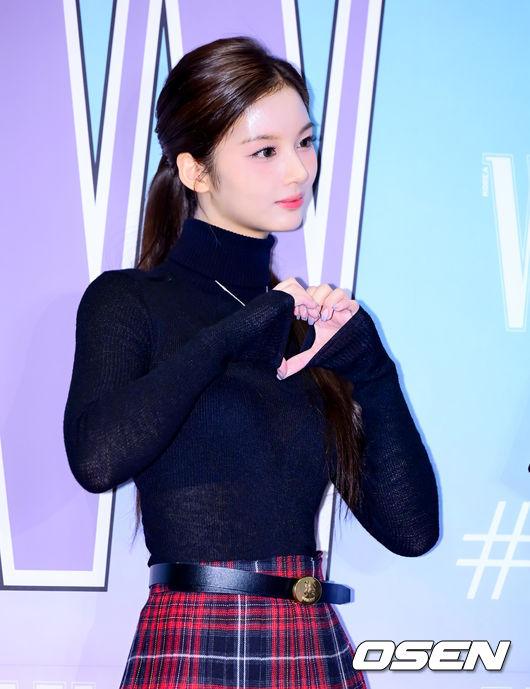 블랙 터틀넥 니트와 레드 체크 롱스커트, 단아하고 세련된 분위기