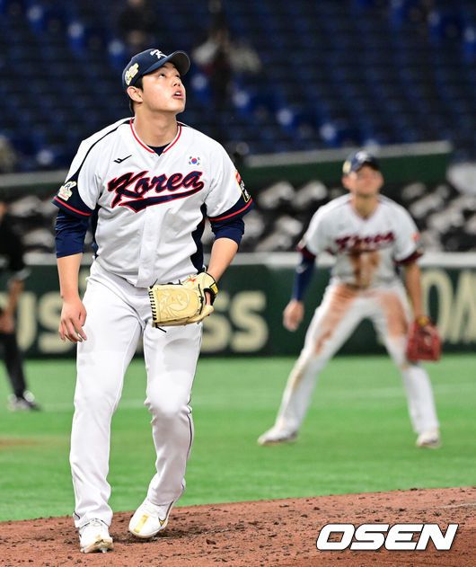 [OSEN=도쿄, 지형준 기자] 류중일 감독이 이끄는 2023 아시아 프로야구 챔피언십(APBC) 대표팀이 16일 오후 일본 도쿄돔에서 호주와 첫 경기를 가졌다.6회초 무사에서 대한민국 문동주가 호주 홀에게 중월 솔로포를 허용하며 아쉬워하고 있다. 2023.11.16 / jpnews.osen.co.kr