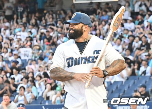 [OSEN=창원, 이석우 기자] 22일 창원NC파크에서 2025 신한 SOL 뱅크 KBO 리그 NC 다이노스와 롯데 자이언츠의 경기가 열렸다. 전 NC 다이노스 테임즈가 시타를 하고 있다. 2025.08.22 / foto0307@osen.co.kr