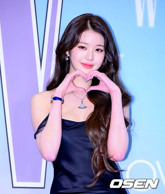 언밸런스한 실크 블랙 드레스, 사랑스러움과 고급스러움을 동시에