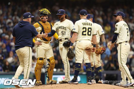 [사진] 밀워키 팻 머피 감독이 프레디 페랄타를 교체하고 있다. ⓒGettyimages(무단전재 및 재배포 금지)