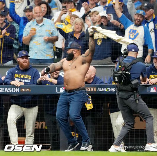 [사진] 전 밀워키 선수 에릭 테임즈가 NLCS 2차전을 앞두고 유니폼 상의를 벗은 채 열광적인 응원을 하고 있다.  ⓒGettyimages(무단전재 및 재배포 금지)