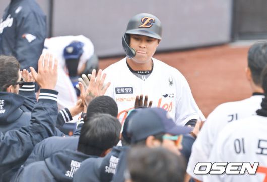 [OSEN=대전, 박준형 기자] 6회 권광민이 만루 홈런을 날린뒤 동료들의 축하를 받고 있다. 2025.03.06 / soul1014@osen.co.kr