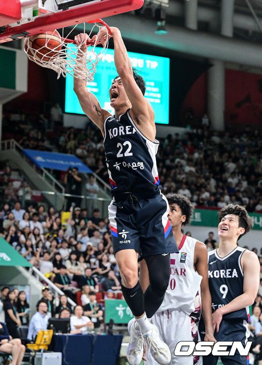 [OSEN=안양, 조은정 기자]20일 안양 정관장 아레나에서 한국 남자농구 대표팀과 카타르 대표팀의 2차 평가전이 열렸다.안준호 감독이 이끄는 남자농구대표팀은 지난 18일 같은 장소에서 개최된 카타르와 1차 평가전에서 90-71로 승리했다.2쿼터 대한민국 여준석이 덩크를 성공하고 있다. 2025.07.20 /cej@osen.co.kr