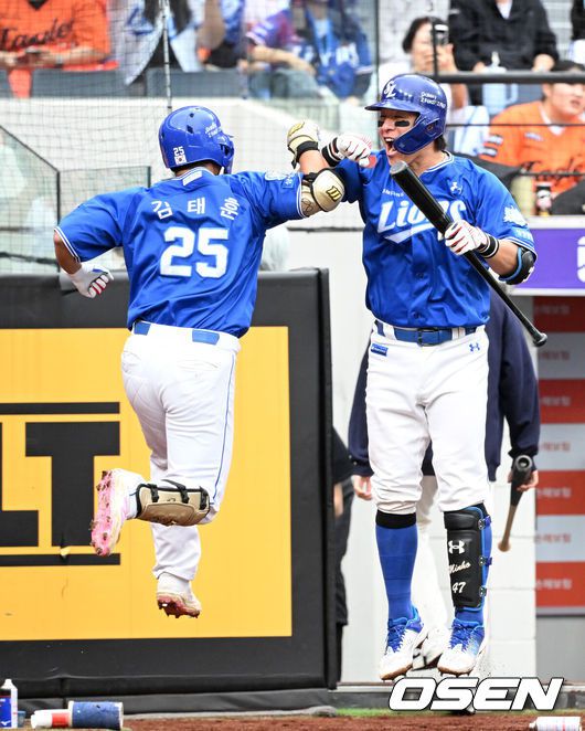 [OSEN=대전, 이대선 기자] 18일 오후 대전 한화생명볼파크에서 2025 신한 SOL Bank KBO리그 포스트시즌 플레이오프 1차전 한화 이글스와 삼성 라이온즈의 경기가 열렸다.한화는 폰세, 삼성은 가라비토를 선발 투수로 내세웠다.3회말 무사에서 삼성 김태훈이 우월 솔로 홈런을 치고 홈에서 강민호와 환호하고 있다. 2025.10.18 /sunday@osen.co.kr