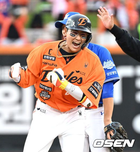 [OSEN=대전, 이대선 기자] 18일 오후 대전 한화생명볼파크에서 2025 신한 SOL Bank KBO리그 포스트시즌 플레이오프 1차전 한화 이글스와 삼성 라이온즈의 경기가 열렸다.한화는 폰세, 삼성은 가라비토를 선발 투수로 내세웠다.6회말 2사 2,3루에서 한화 채은성이 우전 2타점 적시타를 치고 환호하고 있다. 2025.10.18 /sunday@osen.co.kr