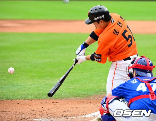 [OSEN=대전, 지형준 기자] 18일 오후 대전 한화생명볼파크에서 2025 신한 SOL Bank KBO리그 포스트시즌 플레이오프 1차전 한화 이글스와 삼성 라이온즈의 경기가 열렸다.한화는 폰세, 삼성은 가라비토를 선발 투수로 내세웠다.2회말 2사 만루에서 한화 문현빈이 몬스터월 직격 싹쓸이 3타점 적시 2루타를 날리고 있다. 2025.10.18 /jpnews@osen.co.kr