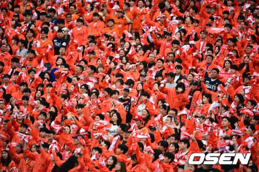 [OSEN=대전, 지형준 기자] 18일 오후 대전 한화생명볼파크에서 2025 신한 SOL Bank KBO리그 포스트시즌 플레이오프 1차전 한화 이글스와 삼성 라이온즈의 경기가 열렸다.한화는 폰세, 삼성은 가라비토를 선발 투수로 내세웠다.한화 팬들에 열띤 응원을 선보이고 있다. 2025.10.18 /jpnews@osen.co.kr