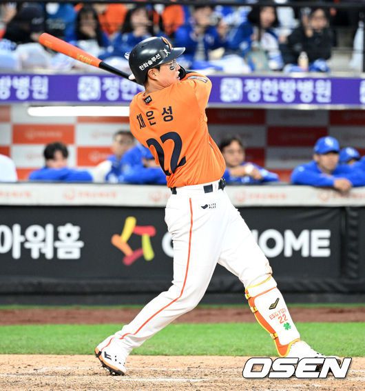 [OSEN=대전, 이대선 기자] 18일 오후 대전 한화생명볼파크에서 2025 신한 SOL Bank KBO리그 포스트시즌 플레이오프 1차전 한화 이글스와 삼성 라이온즈의 경기가 열렸다.한화는 폰세, 삼성은 가라비토를 선발 투수로 내세웠다.8회말 한화 채은성이 적시타를 치고 있다. 2025.10.18 /sunday@osen.co.kr