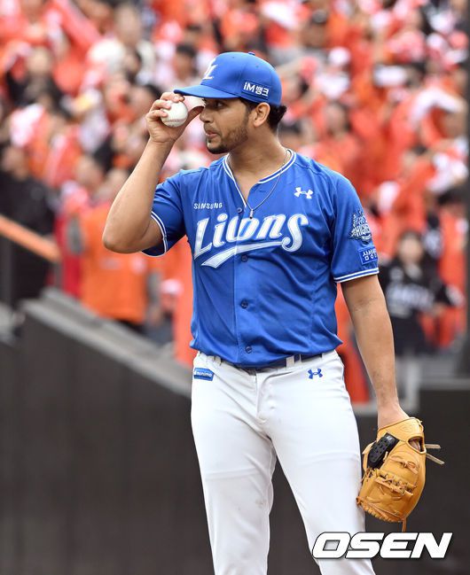 [OSEN=대전, 손용호 기자] 18일 오후 대전 한화생명볼파크에서 2025 신한 SOL Bank KBO리그 포스트시즌 플레이오프 1차전 한화 이글스와 삼성 라이온즈의 경기가 열렸다.한화는 폰세, 삼성은 가라비토를 선발 투수로 내세웠다.2회말 5실점 한 삼성 가라비토가 아쉬워하고 있다. 2025.10.18 /spjj@osen.co.kr