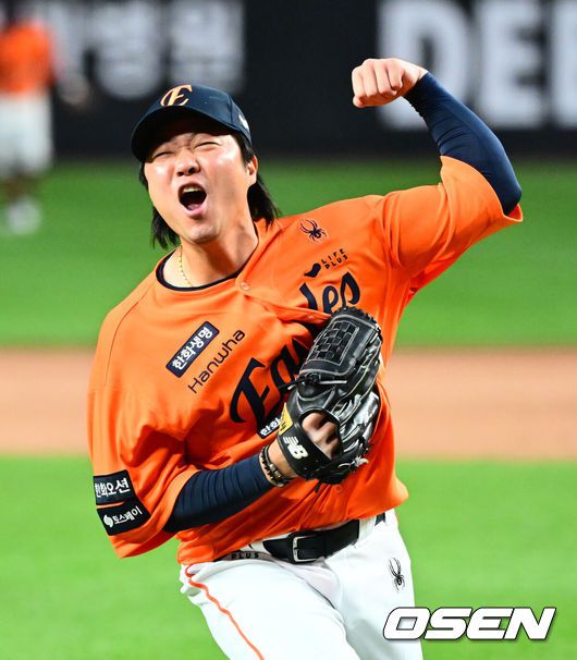 [OSEN=대전, 지형준 기자] 김범수가 세이브를 기록했다.경기를 마치고 한화 김범수가 승리를 기뻐하고 있다. 2025.10.18 /jpnews@osen.co.kr