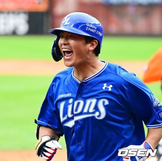 [OSEN=대전, 지형준 기자] 18일 오후 대전 한화생명볼파크에서 2025 신한 SOL Bank KBO리그 포스트시즌 플레이오프 1차전 한화 이글스와 삼성 라이온즈의 경기가 열렸다.한화는 폰세, 삼성은 가라비토를 선발 투수로 내세웠다.4회초 무사에서 삼성 김태훈이 역전 솔로포를 날리며 기뻐하고 있다. 2025.10.18 /jpnews@osen.co.kr