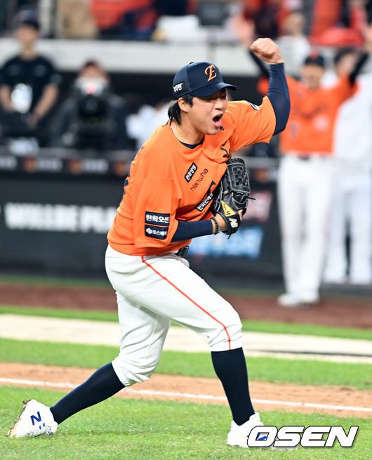 [OSEN=대전, 손용호 기자] 9회초 김범수가 삼성 김성윤을 플라이로 처리 승리를 지킨뒤 기뻐하고 있다. 2025.10.18 /spjj@osen.co.kr