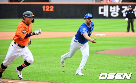 [OSEN=대전, 지형준 기자] 18일 오후 대전 한화생명볼파크에서 2025 신한 SOL Bank KBO리그 포스트시즌 플레이오프 1차전 한화 이글스와 삼성 라이온즈의 경기가 열렸다.한화는 폰세, 삼성은 가라비토를 선발 투수로 내세웠다.2회말 2사 2,3루에서 삼성 가라비토가 한화 손아섭의 투수 앞 땅볼에 홈으로 송구하고 있다. 2025.10.18 /jpnews@osen.co.kr
