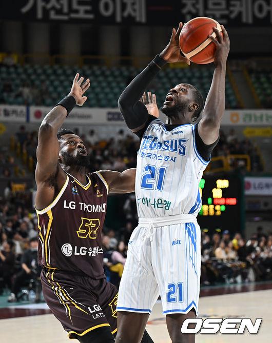 [OSEN=창원, 이석우 기자] 20일 창원 체육관에서 2025-2026 LG전자 프로농구 창원 LG와 대구 한국가스공사의 경기가 열렸다.  LG는 3위로 초반 선두 다툼을 이어가고 있고, 리그에서 유일하게 아직 승리가 없는 한국가스공사는 첫승을 노리고 있다. 대구 한국가스공사 망콕 마티앙이 창원 LG 마이클 에릭의 마크를 피해 골밑슛을 시도하고 있다. 2025.10.20 / foto0307@osen.co.kr