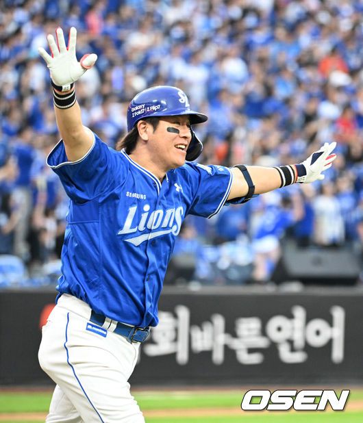 [OSEN=대전, 이대선 기자] 19일 오후 대전 한화생명볼파크에서 2025 신한 SOL Bank KBO리그 포스트시즌 플레이오프 2차전 한화 이글스와 삼성 라이온즈의 경기가 열렸다.한화는 라이언 와이스, 삼성은 최원태를 선발 투수로 내세웠다.9회초 2사 1루에서 삼성 강민호가 좌월 투런 홈런을 치고 환호하고 있다. 2025.10.19 /sunday@osen.co.kr