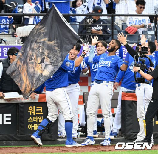 [OSEN=대전, 이대선 기자] 삼성은 19일 대전 한화생명볼파크에서 열린 포스트시즌 플레이오프 2차전 한화 이글스와의 경기에서 타선이 폭발하며 7-3 완승을 거뒀다.시리즈 전적 1승 1패로 동률을 만들고 홈구장 대구 삼성라이온즈파크로 돌아간다. 9회초 2사 1루에서 삼성 강민호가 좌월 투런 홈런을 치고 동료들과 환호하고 있다. 2025.10.19 /sunday@osen.co.kr