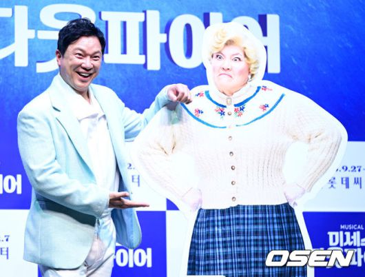 [OSEN=최규한 기자] 2일 오후 서울 서대문구 이화여자대학교 삼성홀에서 뮤지컬 ‘미세스 다웃파이어’ 제작발표회가 열렸다.뮤지컬 '미세스 다웃파이어'는 로빈 윌리엄스 주연의 동명 영화를 뮤지컬로 만든 작품으로 가족의 사랑을 그린 코미디 뮤지컬이다. 이혼한 다니엘이 유모 미세스 다웃파이어로 변장해 전 아내의 집으로 들어가 자녀들을 돌보면서 벌어지는 이야기를 그린다.배우 정성화가 포토타임을 하고 있다. 2025.09.02 / dreamer@osen.co.kr