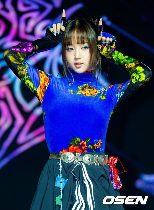 [OSEN=민경훈 기자] 22일 오후 서울 용산구 블루스퀘어 SOL트래블홀에서 비비업(VVUP) 첫 번째 미니앨범 선공개곡 'House Party' 쇼케이스가 열렸다.  ‘House Party(하우스 파티)’는 VVUP(비비업-킴, 팬, 수연, 지윤)이 오는 11월 선보일 첫 번째 미니앨범의 선공개곡이다. 세련된 신스 사운드와 경쾌한 하우스 비트가 조화를 이루는 일렉트로닉 장르로, 사이버 감성과 네온 빛으로 물든 클럽 무드를 담아낸 것이 특징이다.  비비업이 무대 위에서 포즈를 취하고 있다. 2025.10.22 / rumi@osen.co.kr